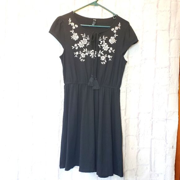 ALYA Cap Sleeve Popover Floral Embroidered Dress - Picture 1 of 9